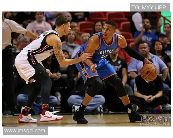 雷霆勇士西部决赛第三场激战回顾与精彩瞬间分析